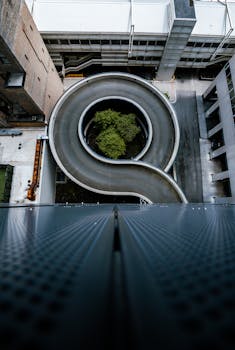 芝加哥市中心一条螺旋道路的高角度视图，周围环绕着城市建筑