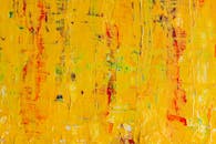 这幅色彩缤纷的抽象丙烯画，纹理动态，黄色充满活力