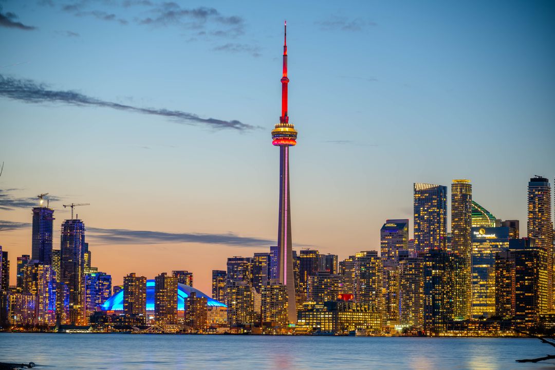 Horizonte de Toronto al atardecer con la CN Tower