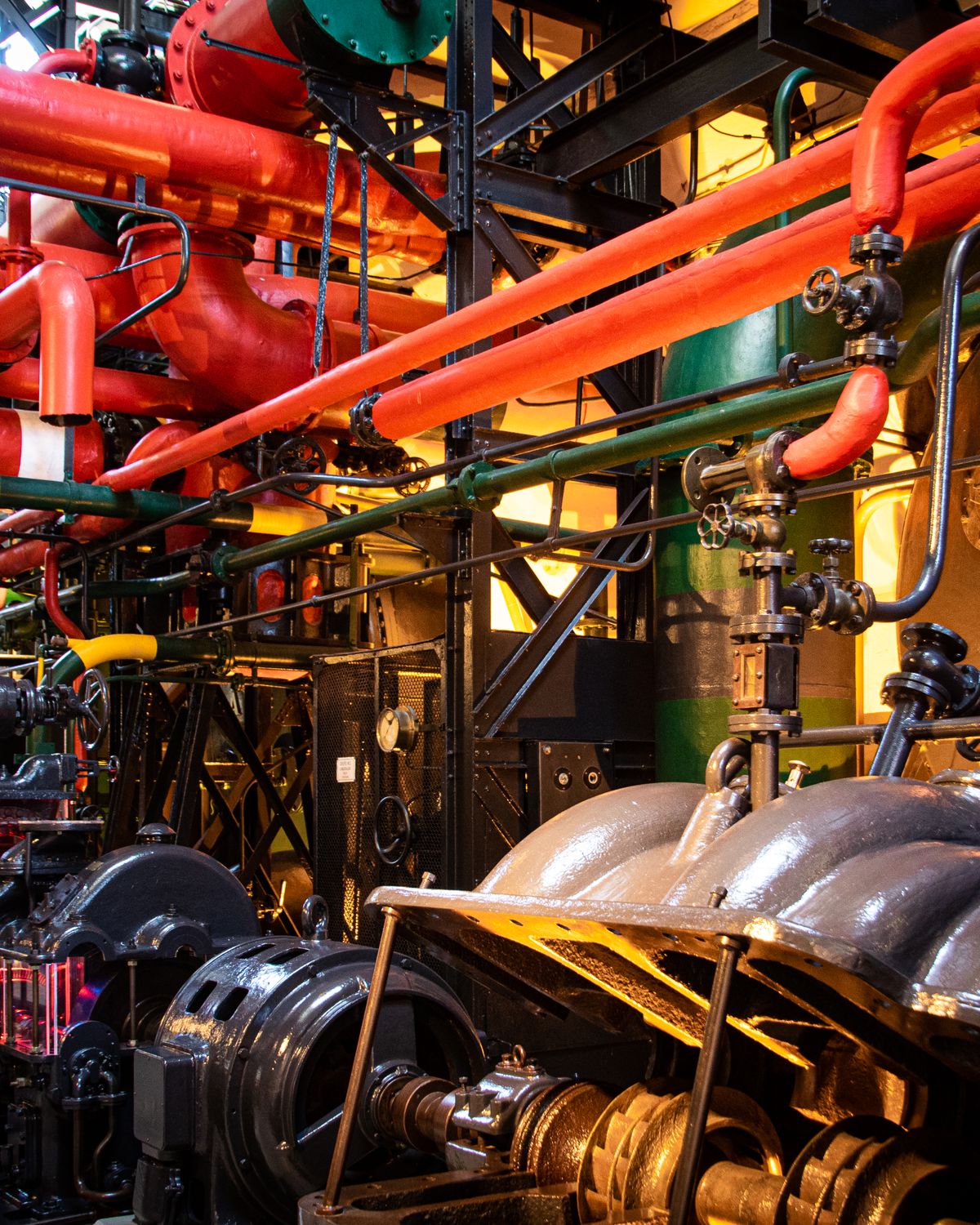 Sala de máquinas industriales con tuberías y equipo mecánico de gran escala