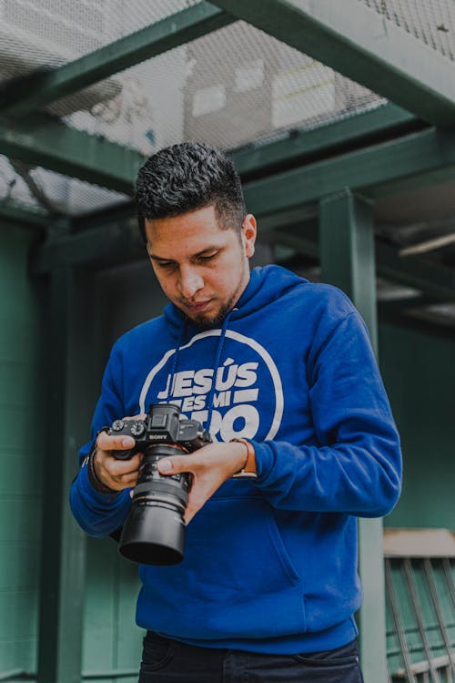 Foto De Hombre Sujetando La Cámara