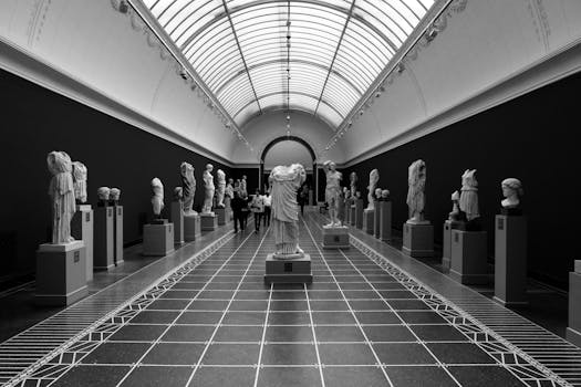哥本哈根博物馆走廊里，迷人的黑白雕塑构成了一道景观