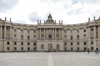 柏林洪堡大学图书馆优雅的立面展现了新古典主义建筑风格