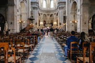 丹麦哥本哈根一座历史悠久的教堂，其宏伟的内部展现出建筑的辉煌