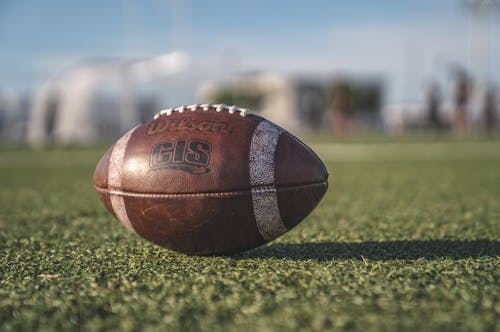 Fokus Selektif Foto Close Up Brown Wilson Pigskin Football Di Rumput Hijau