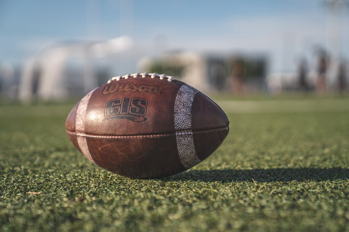 Selective Focus Close Up Foto Van Brown Wilson Pigskin Football Op Groen Gras