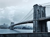 标志性的布鲁克林大桥与多云的纽约市天际线构成了一幅风景