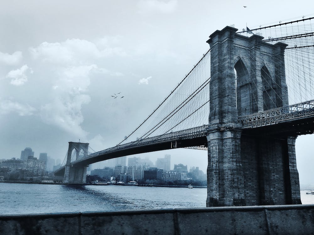 Foto Del Puente Colgante Bajo El Cielo Nublado