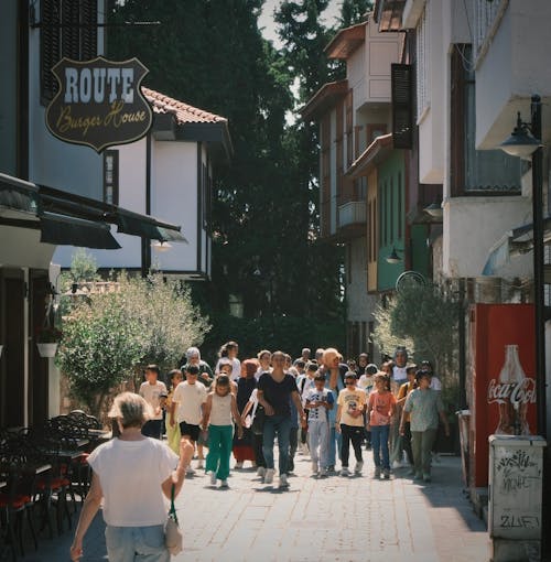 bir grup insan, eski şehir, Fujifilm içeren Ücretsiz stok fotoğraf