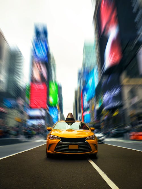 도로에 노란색 택시의 선택적 사진