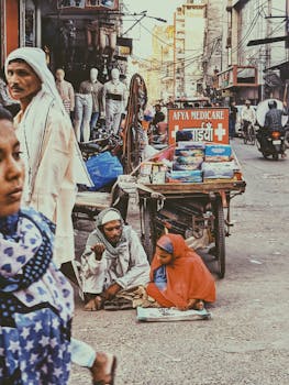 新德里热闹的街头市场展现了当地小贩和购物者在城市环境中的生活场景