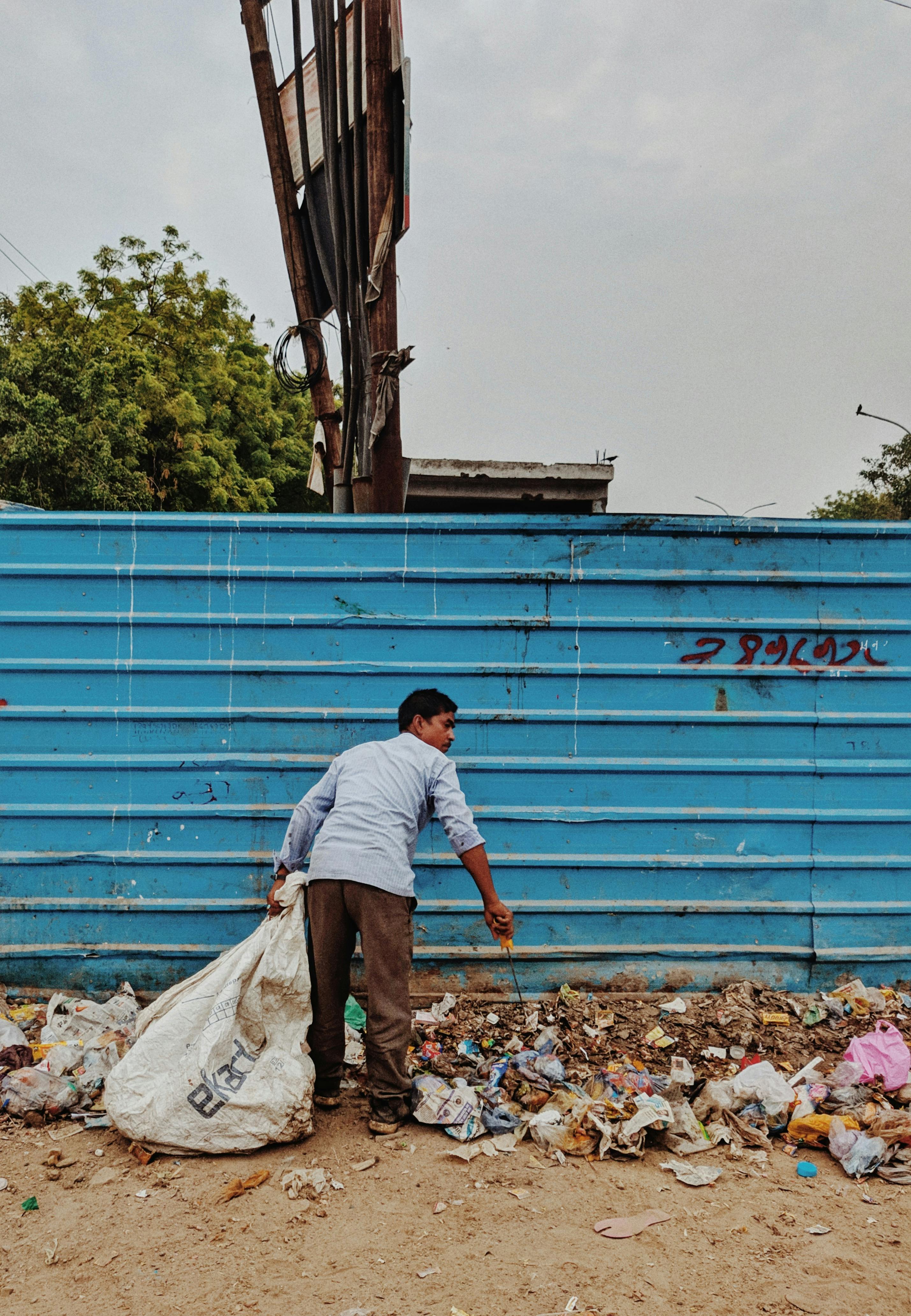 Man collecting garbage | Photo: Pexels