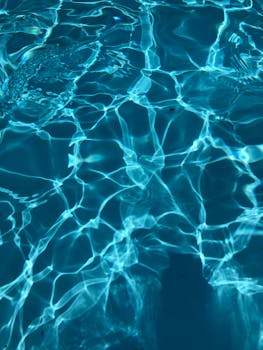 祖里克游泳池里泛起晶莹剔透的涟漪，映出清晰的倒影