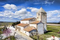 西班牙皮纳雷霍斯美丽的教堂，在充满活力的多云天空映衬下，非常适合旅行和建筑爱好者