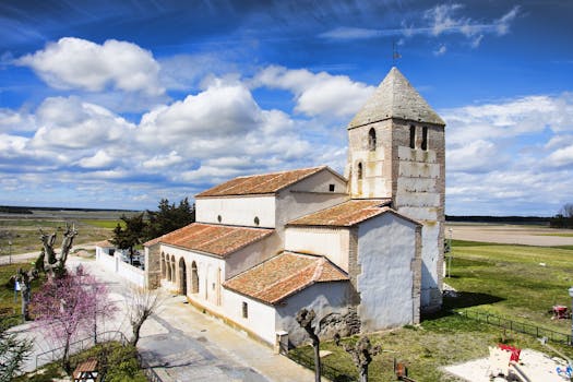 西班牙皮纳雷霍斯美丽的教堂，在充满活力的多云天空映衬下，非常适合旅行和建筑爱好者