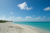 原始海滩与绿松石水和一个晴朗的天空在大罗克，委内瑞拉.