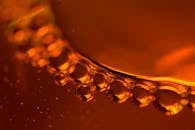 充满活力的琥珀色液体中，气泡的抽象特写细节，创造出令人着迷的图案