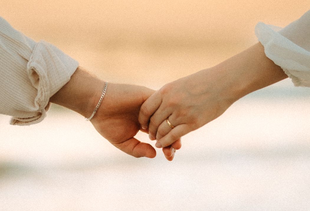 Online dating: starting a conversation on a niche platform