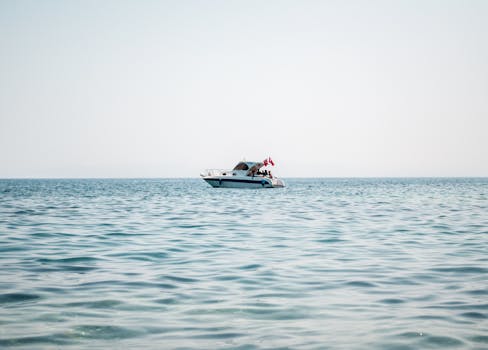 一艘孤独的游艇静静地漂浮在厄兹代尔附近的爱琴海面上，呈现出一片宁静的景象