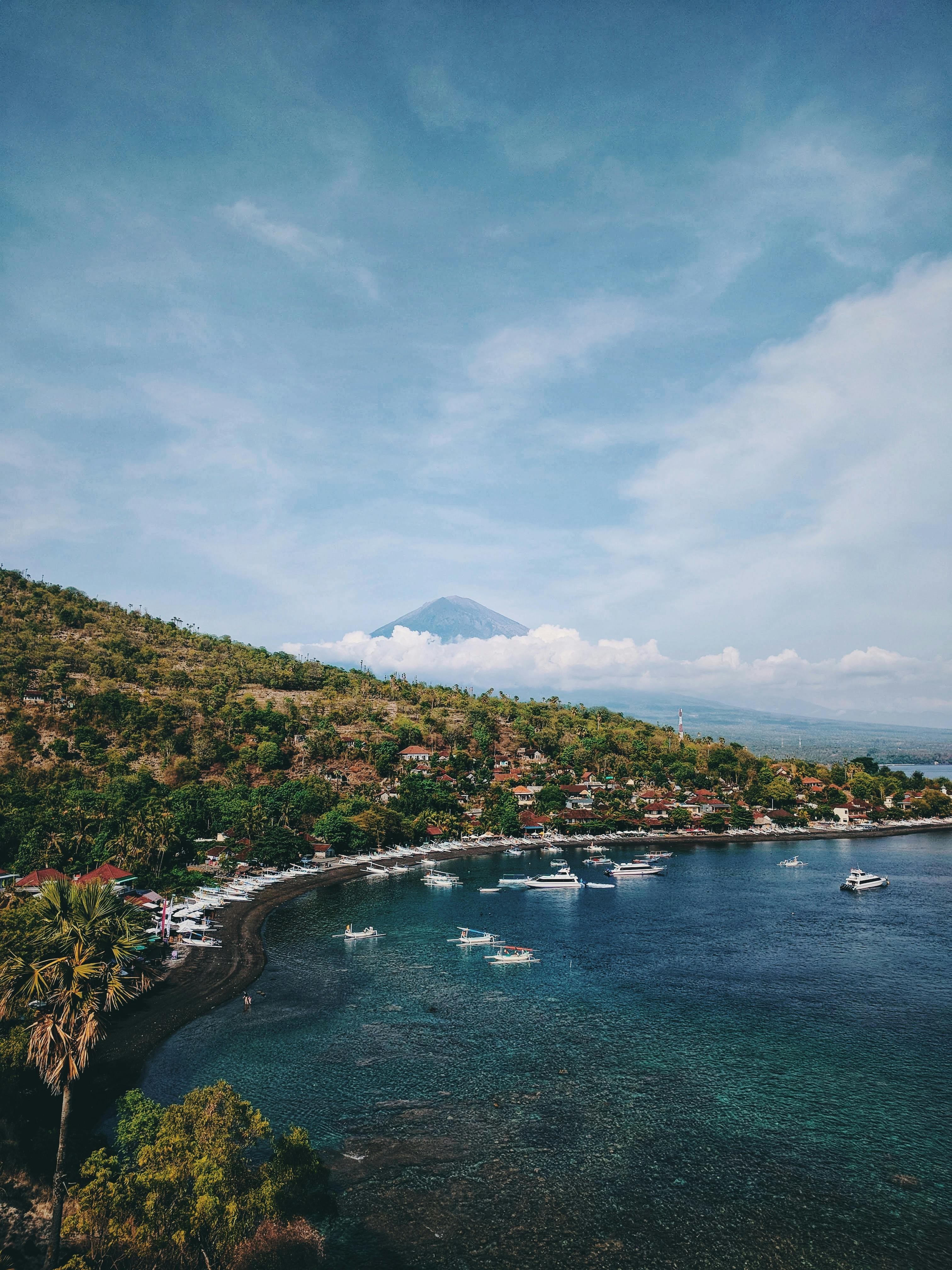 巴厘岛的沿海景观宁静宜人，以阿贡山、郁郁葱葱的绿化和碧绿的海水为特色