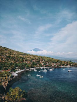 巴厘岛的沿海景观宁静宜人，以阿贡山、郁郁葱葱的绿化和碧绿的海水为特色