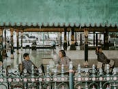 一群亚洲女性坐在传统神社前，周围是充满活力的户外环境