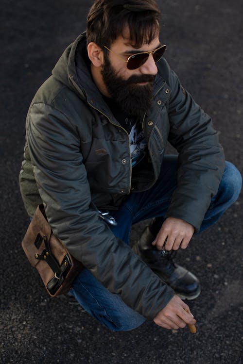 무료 집업 재킷을 입은 남자 스톡 사진