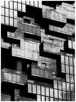 这座位于泰国曼谷的建筑拥有引人注目的现代立面，其玻璃图案呈现几何造型