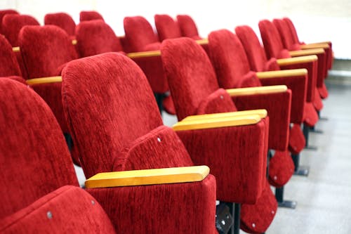 Ücretsiz Sıralı çok Renkli Sandalyeler Stok Fotoğraflar