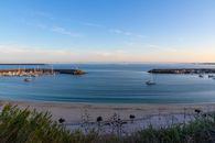 锡内斯码头和海滩在葡萄牙日出时分的宁静沿海景象