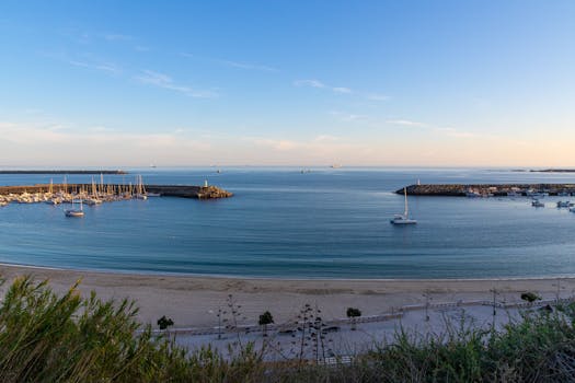 锡内斯码头和海滩在葡萄牙日出时分的宁静沿海景象
