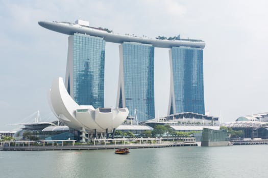 在充满活力的新加坡城市景观映衬下，探索滨海湾金沙令人惊叹的建筑