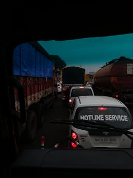 这张照片拍摄于查坎，描绘了一条繁忙的道路，路上有几辆卡车和汽车，交通十分繁忙