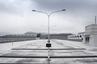 冬日多云，废弃的屋顶停车区亮着路灯