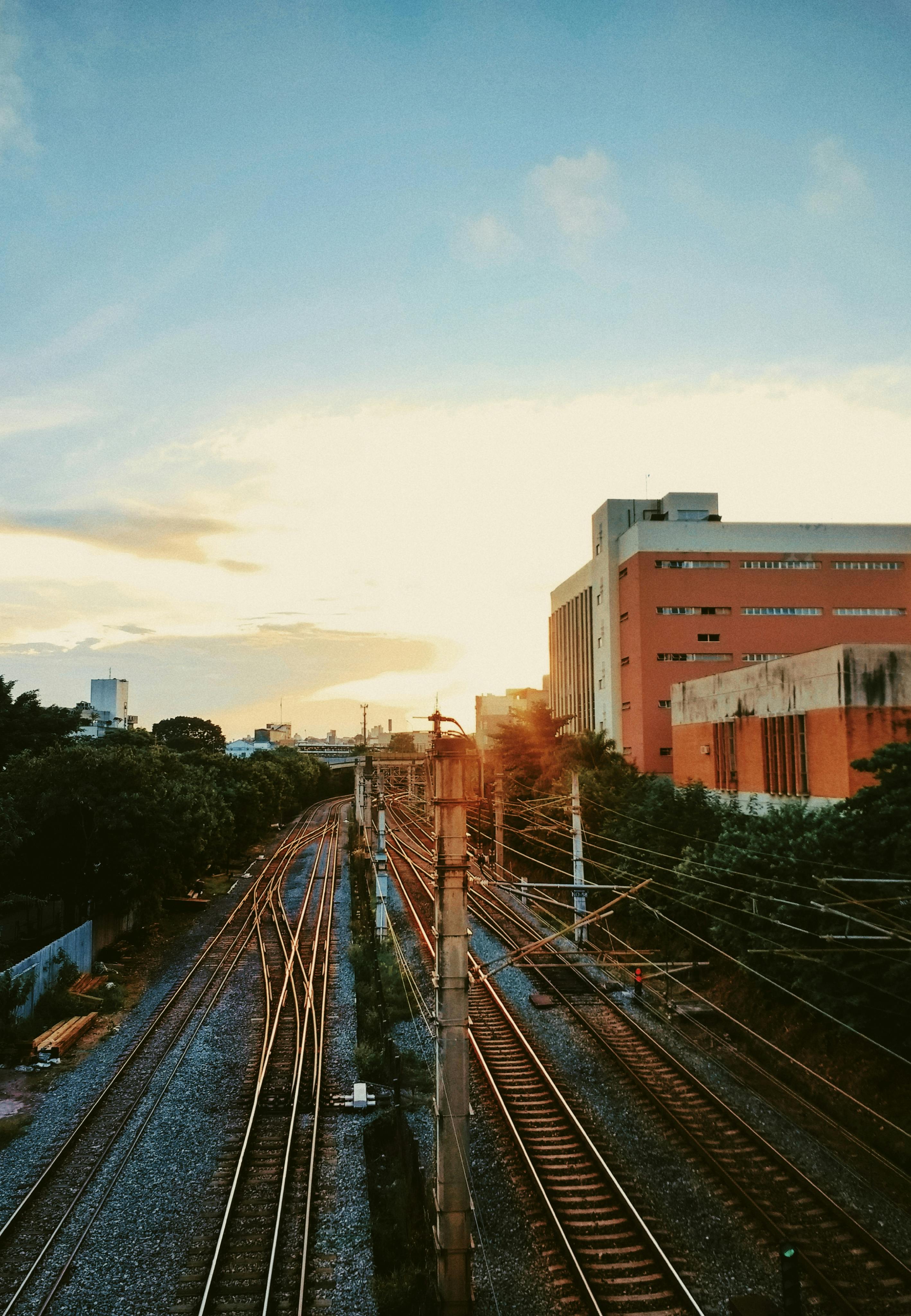 巴西贝洛奥里藏特日落时分的铁路轨道与建筑风景