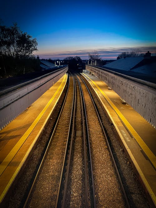 Бесплатное стоковое фото с железнодорожная станция, железнодорожные пути