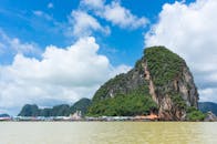 泰国攀牙湾以其风景如画的海景而闻名，特别是其引人注目的石灰岩悬崖和宁静的海水