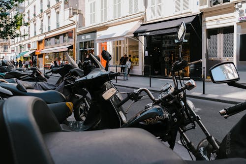 Foto Von In Der Nähe Von Gebäuden Geparkten Motorrädern