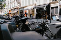 巴黎繁忙的街道两旁停着一排摩托车