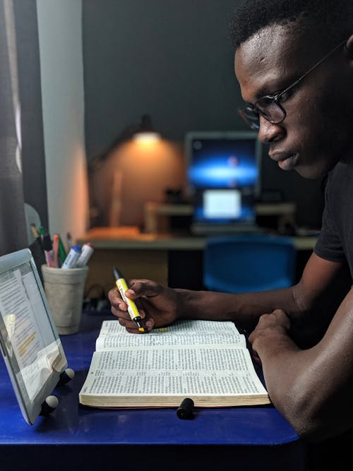 Foto De Hombre Leyendo Un Libro