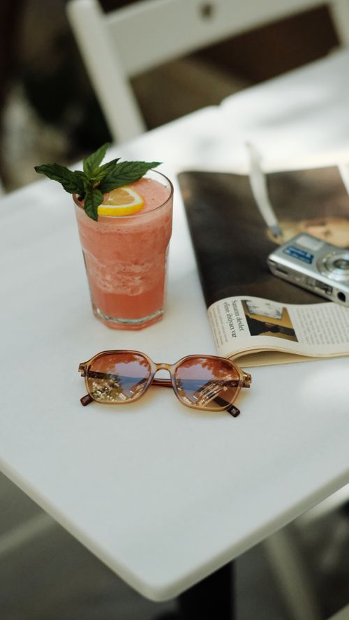 Free A vibrant summer cocktail with mint and lemon garnish on a cafe table in Istanbul, Türkiye. Stock Photo