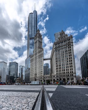 俯瞰芝加哥天际线、瑞格利大厦和特朗普大厦的高角度视图，映衬在充满活力的天空下