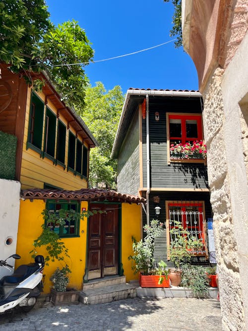 Darmowe zdjęcie z galerii z brukowana ulica, kolorowe domy