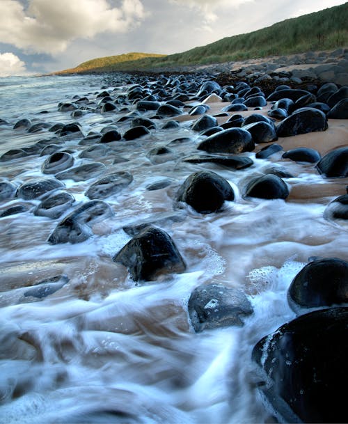 dalgalar, deniz, doğal taşlar içeren Ücretsiz stok fotoğraf