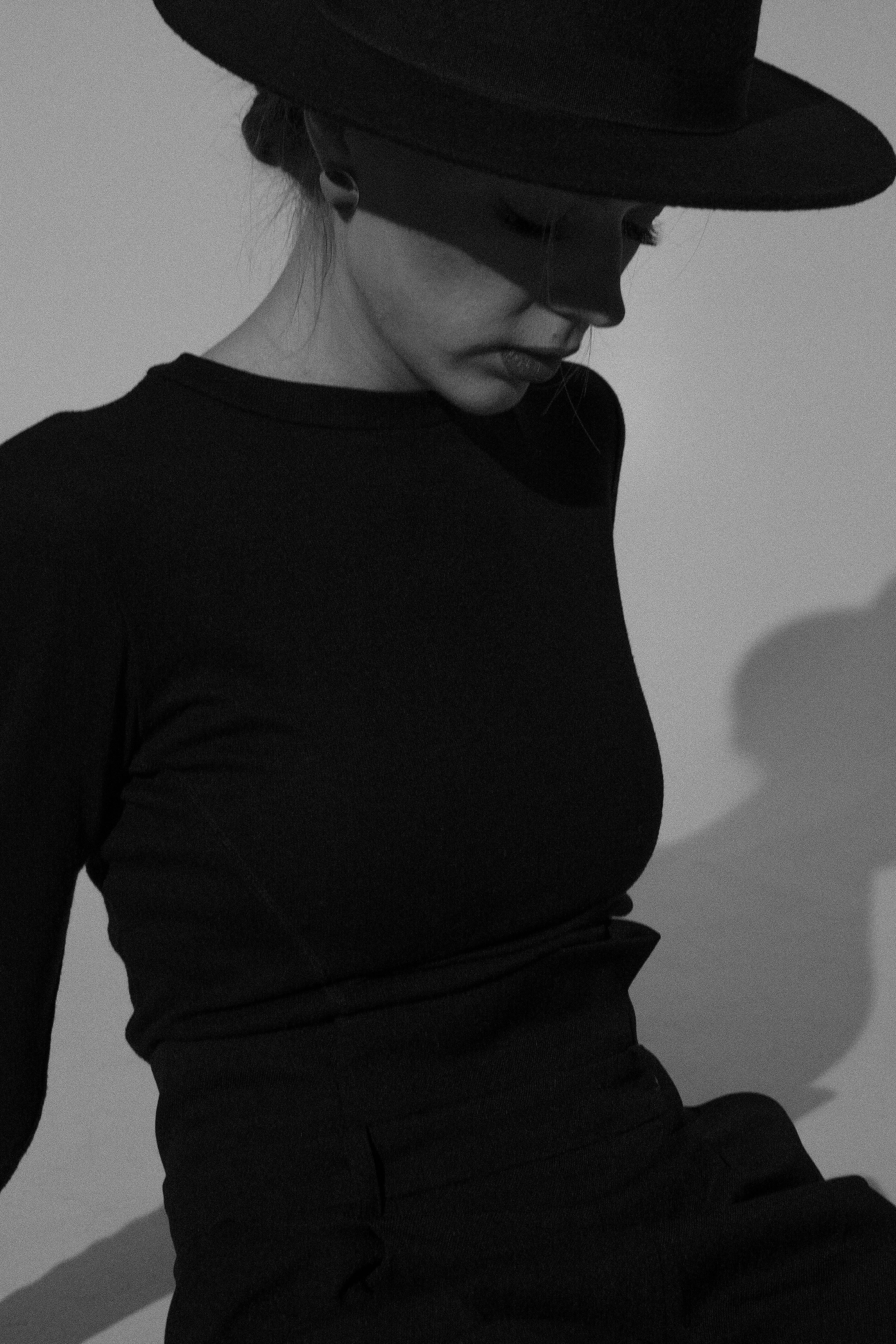 Woman Sitting in Hat in Black and White · Free Stock Photo