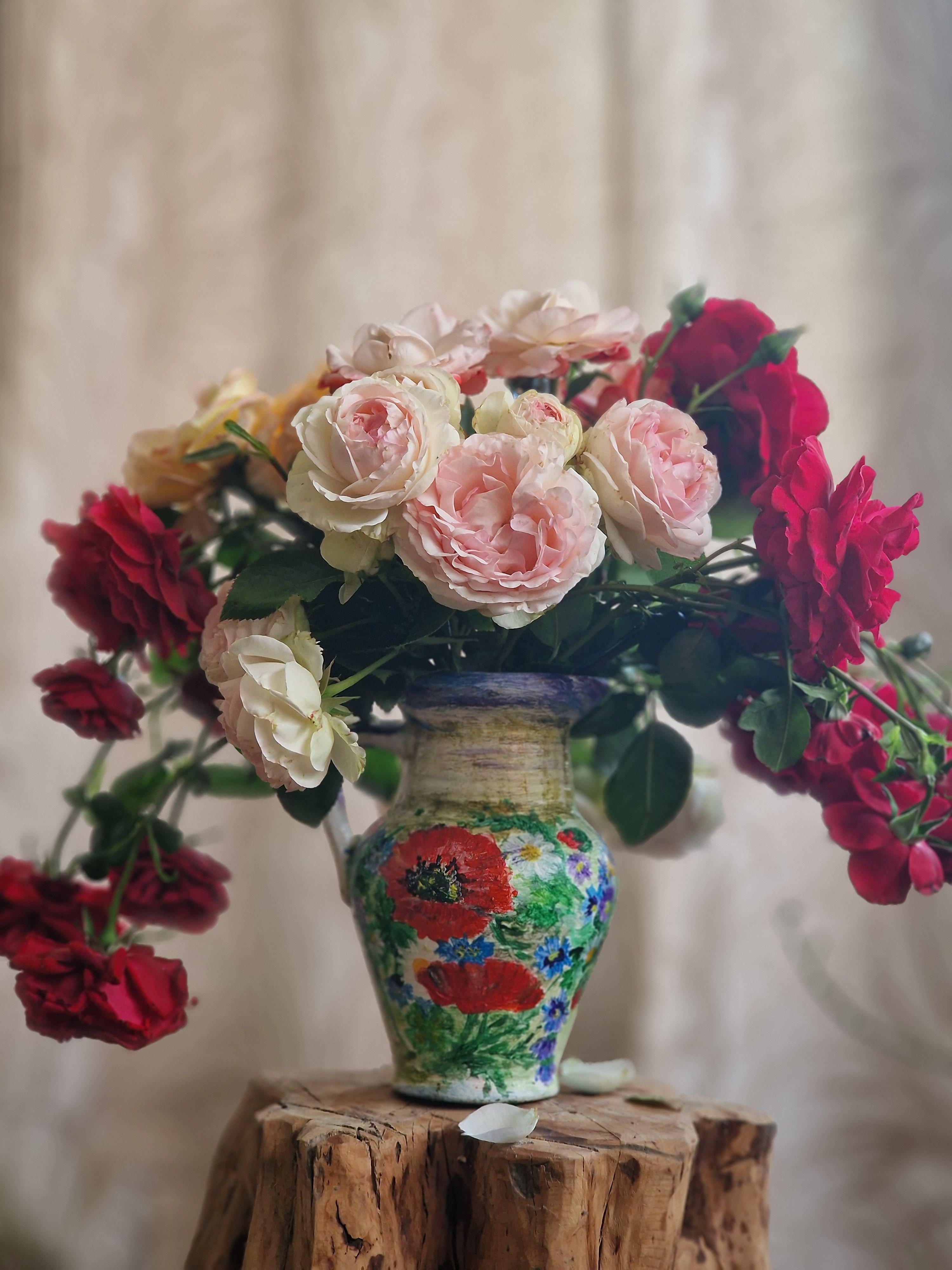 Selective Focus of Roses in Vase on Tree Trunk · Free Stock Photo