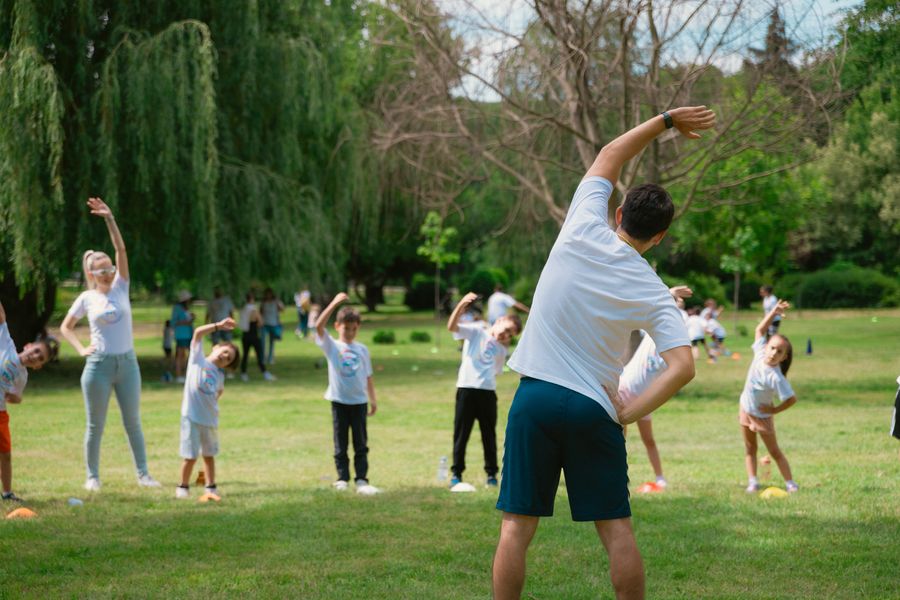 Niños en actividad de movimiento en el área de psicomotricidad