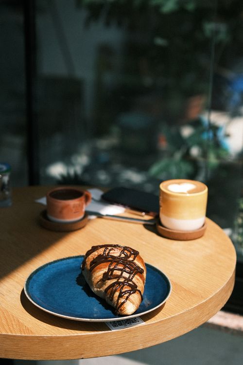 Free Cozy café scene with croissant and coffee in İstanbul, perfect for breakfast enthusiasts. Stock Photo
