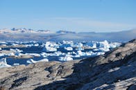 格陵兰峡湾蒂尼特基拉克的冰山，在清澈的蓝天下令人惊叹