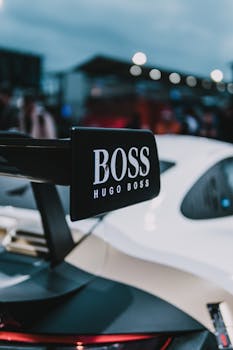 动态图像中，一辆时尚的白色跑车在城市灯光下亮相